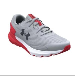 Under Armour Boys Charged Rogue 3 in Mod Gray/Red/Black. SIZE 3